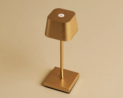 Combi Set Professional-4 x Sarphati Mini Gold Oplaadbare tafellampen & 1 x Amstel Wireless Lay Station met Qi-Technology & Perfect voor restaurants, gastvrijheid en hotels