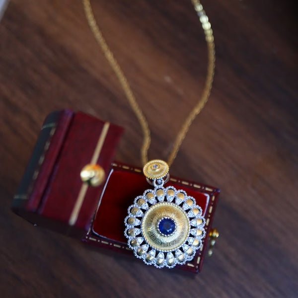 Echte saffier Goudbloem hanger ketting