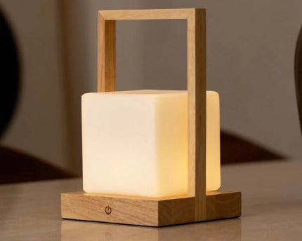 Noah lichtbruine houten oplaadbare tafellamp met glas en houten handgreep