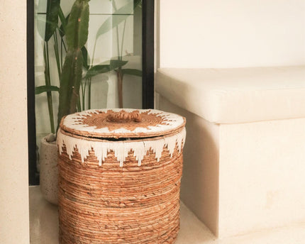 Wasmand met deksel Handgeweven van bananenvezel EMPAT Grote decoratieve mand met witte katoenen macramé (2 maten)