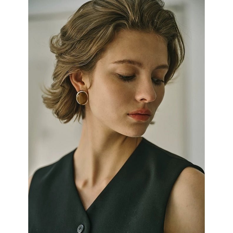 Ovale oorstekers met tijgeroogsteen en MOP in opvallende look