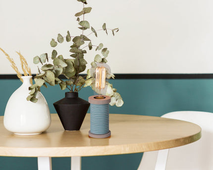 Tafellamp max. 12 cm hoog, decoratieve tafellamp gemaakt van metaal en plastic en textielmateriaal in turquoise wit, E27 -versie, tafellamp voor eetkamer, keuken, kinderkamer, gang