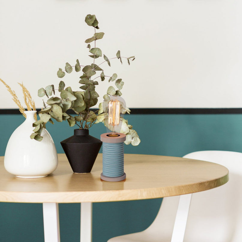 Tafellamp max. 12 cm hoog, decoratieve tafellamp gemaakt van metaal en plastic en textielmateriaal in turquoise wit, E27 -versie, tafellamp voor eetkamer, keuken, kinderkamer, gang