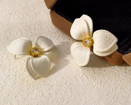 Gardenia - Vintage charme witte bloem oorstekers