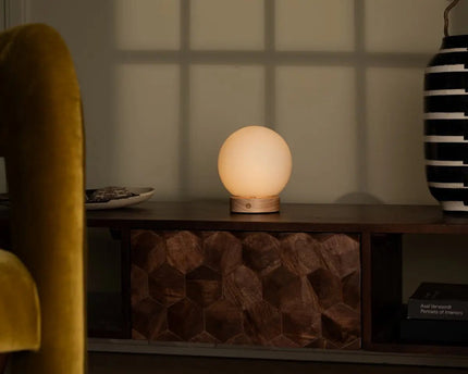 Flore lichtbruine houten lamp met glazen lamp - oplaadbaar en dimbaar draadloos licht