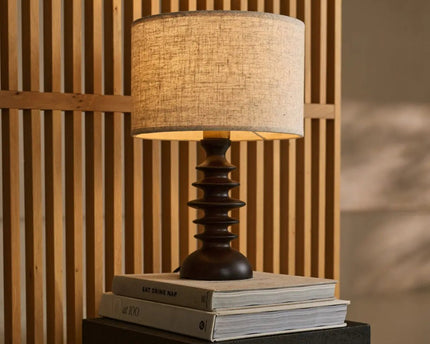 Bodhi donkerbruine houten lamp met beige lampenkap – elegante verlichting voor elke kamer