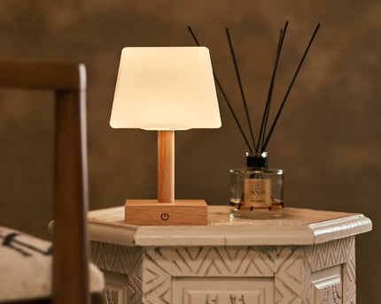 Tommy lichtbruine houten tafellamp met glas - oplaadbare, dimbare lamp, draadloze verlichting