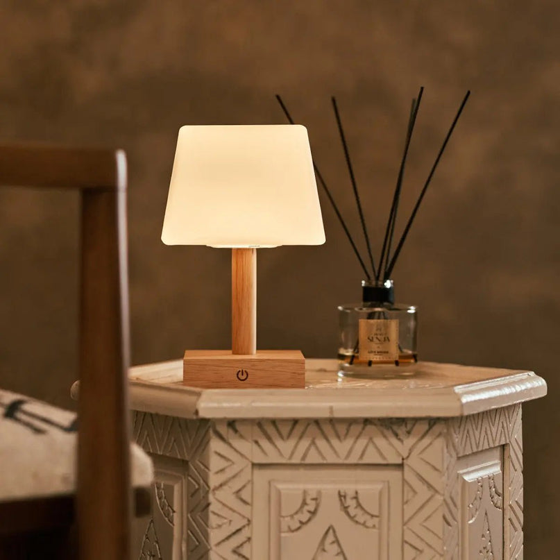 Tommy lichtbruine houten tafellamp met glas - oplaadbare, dimbare lamp, draadloze verlichting