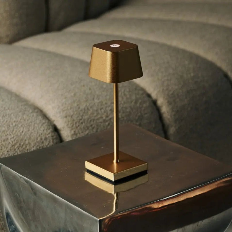 Combi Set Professional-8 x Sarphati Mini Gold Oplaadbare tafellampen & 1 x Centraal station Wireless laadstation met Qi-Technology-Perfect voor restaurants, gastvrijheid en hotels