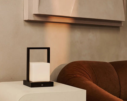 Noah donkerbruine houten oplaadbare tafellamp met glas en houten handgreep