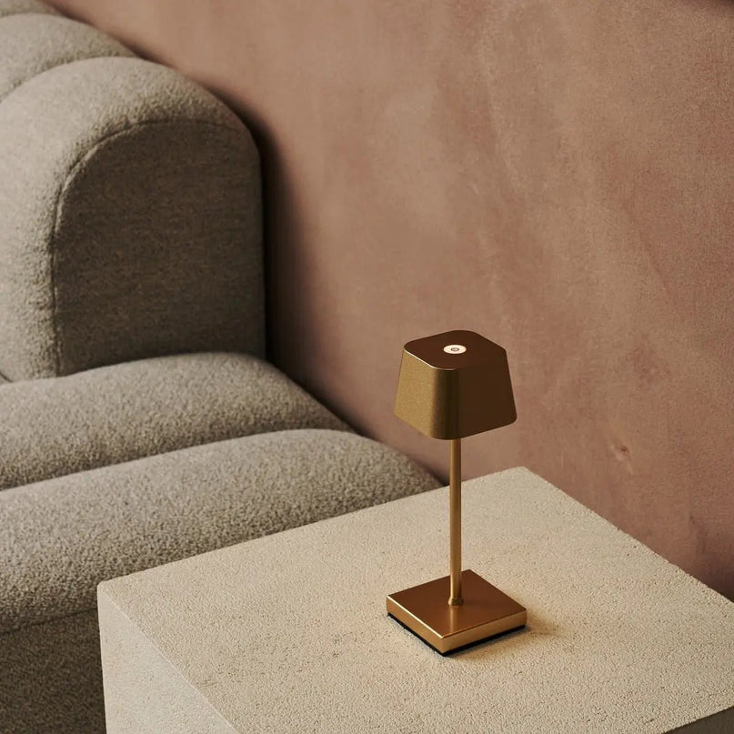 Sarphati Mini Gold draadloze tafellamp perfect voor horeca -industrie - draadloos oplaadbaar via laadstation, dimbare lamp en 3 lichtmodi