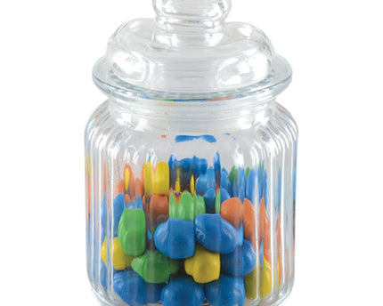 Kleine glazen pot met gestreepte dekking