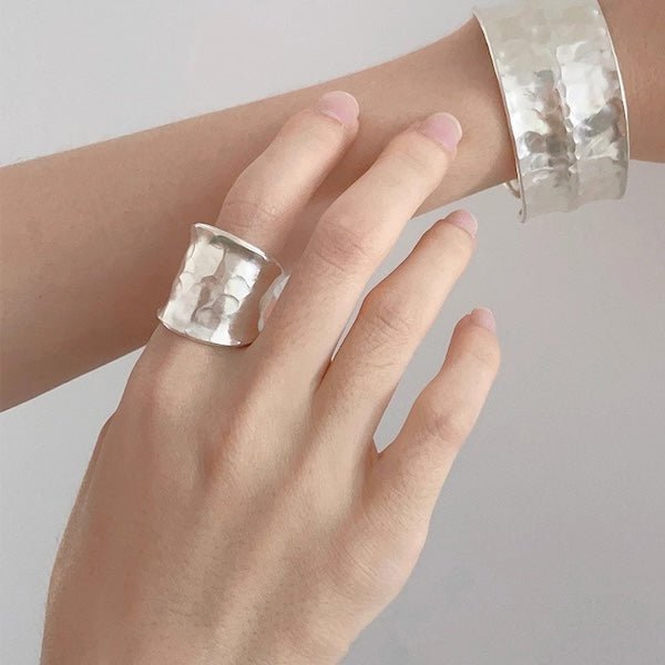 Gedurfde look hamerende textuur brede zilveren ring