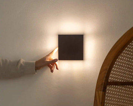 Lane Black draadloze wandlamp – Oplaadbare en dimbare lamp van natuurlijk hout