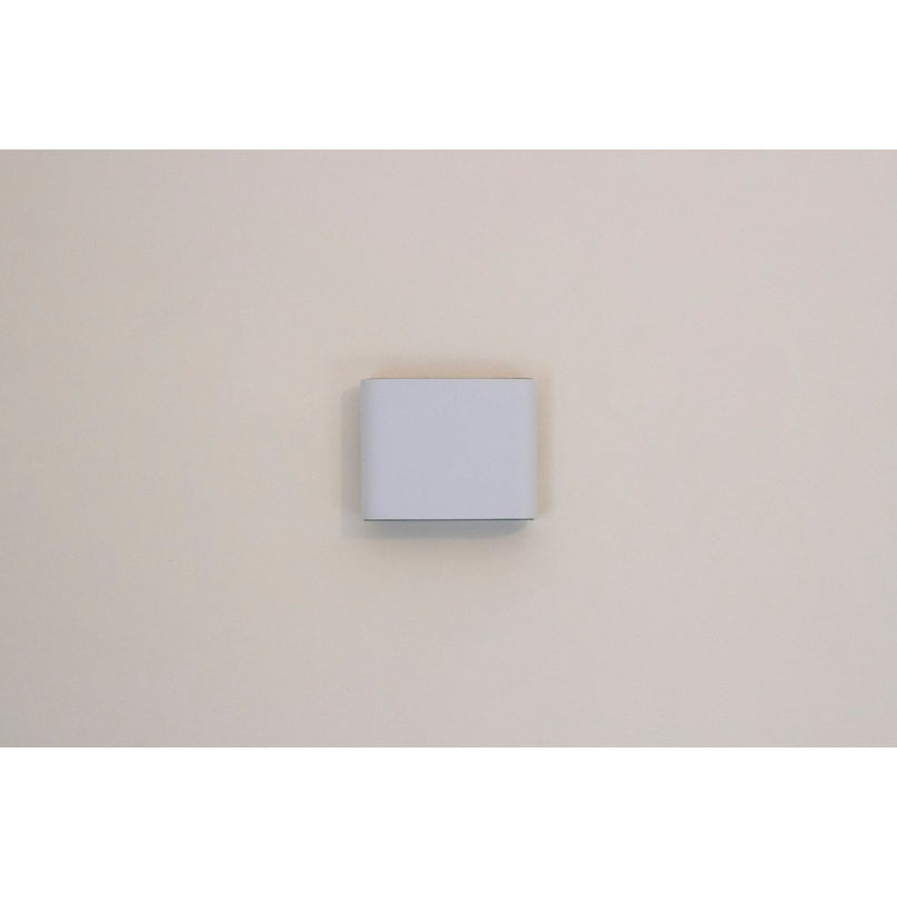 Noteloze wandlicht "kubus" magnetisch, ca. 10 x 10 cm, gemaakt van wit metaal, met bewegingssensor