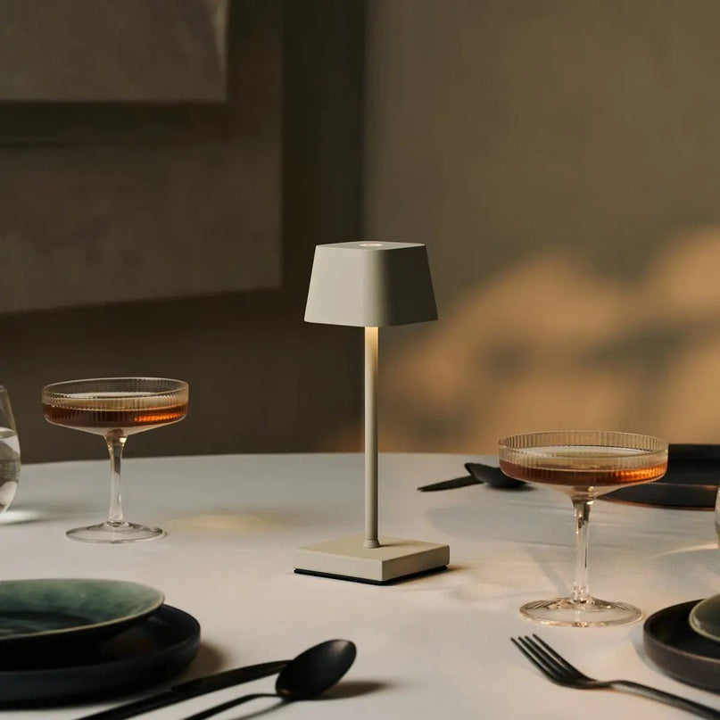 Sarphati Mini Shadow Gray Dordeloze tafellamp perfect voor de horeca -industrie - draadloos oplaadbaar via laadstation, dimbare lamp en 3 lichtmodi
