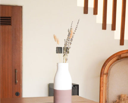Vaas wit bruin kleine decoratieve vaas voor gedroogde of verse bloemen, handgegoten uit klei met rotan handvat SITU