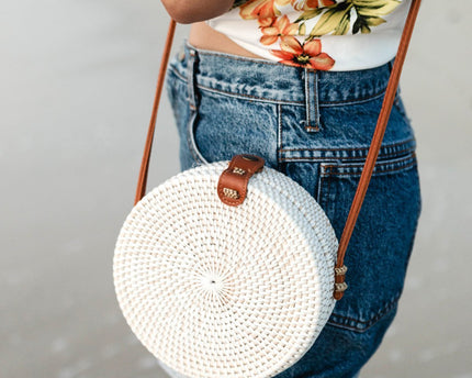 Ronde rotan tas witte handgemaakte crossbody tas met synthetische lederen riemen schoudertas Boho Bali tas SENJA (wit)