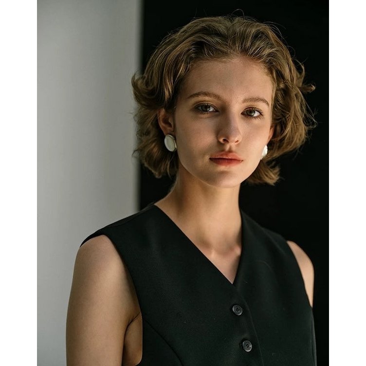 Ovale oorstekers met tijgeroogsteen en MOP in opvallende look