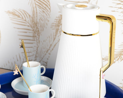 Wit koffiezetapparaat met gouden handgreep 1l