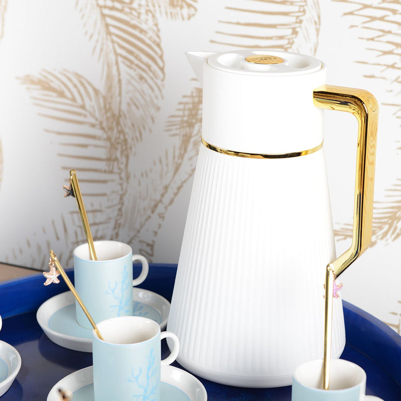 Wit koffiezetapparaat met gouden handgreep 1l