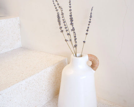 Vaas Witte kleine decoratieve vaas voor gedroogde of verse bloemen, handgegoten uit klei met rotan handvat SANA