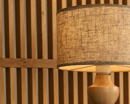Oliver lichtbruine houten lamp met beige schaduw | Elegant geometrisch ontwerp voor uw huis