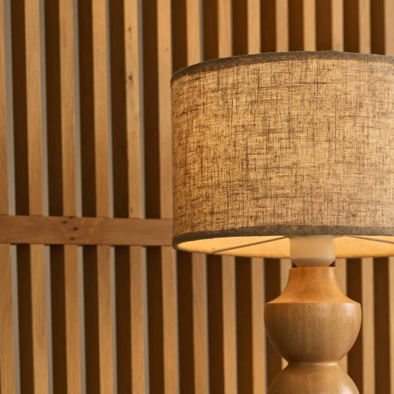 Oliver lichtbruine houten lamp met beige schaduw | Elegant geometrisch ontwerp voor uw huis