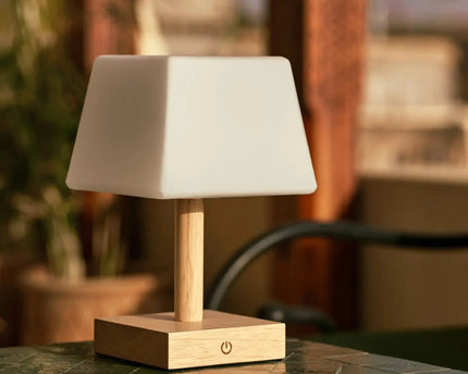 Tommy lichtbruine houten tafellamp met glas - oplaadbare, dimbare lamp, draadloze verlichting
