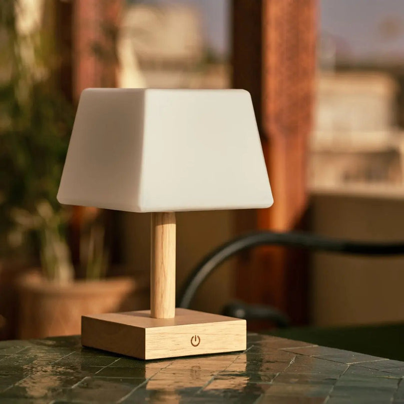 Tommy lichtbruine houten tafellamp met glas - oplaadbare, dimbare lamp, draadloze verlichting