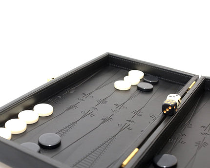 Backgammon -spel/faalspel in een zwarte imitatie lederen hoesje