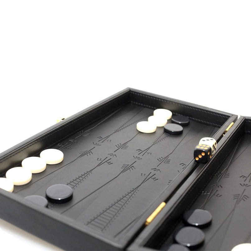 Backgammon -spel/faalspel in een zwarte imitatie lederen hoesje