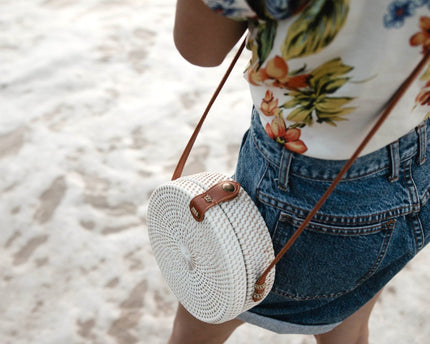 Ronde rotan tas witte handgemaakte crossbody tas met synthetische lederen riemen schoudertas Boho Bali tas SENJA (wit)