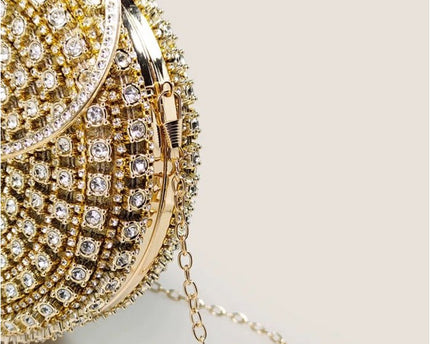 Oogverblindende ronde clutch met diamantlook
