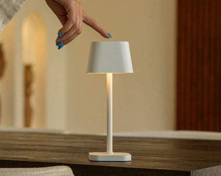 Ava witte oplaadbare tafellamp – stijlvolle, draadloze en dimbare verlichting