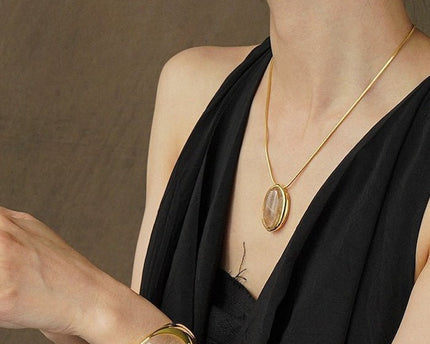 Minimalistisch goud gerutileerde kwarts ovale hanger ketting