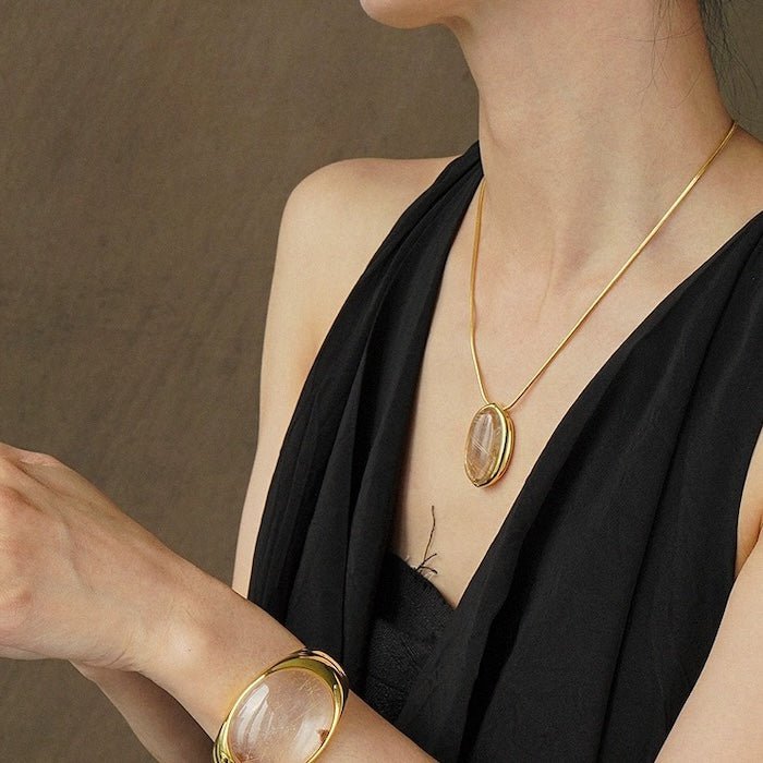 Minimalistisch goud gerutileerde kwarts ovale hanger ketting