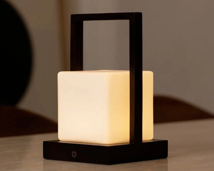 Noah donkerbruine houten oplaadbare tafellamp met glas en houten handgreep