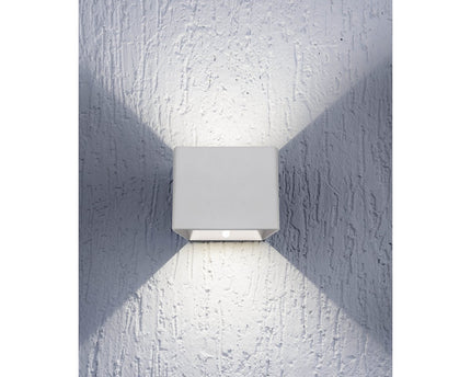 Noteloze wandlicht "kubus" magnetisch, ca. 10 x 10 cm, gemaakt van wit metaal, met bewegingssensor