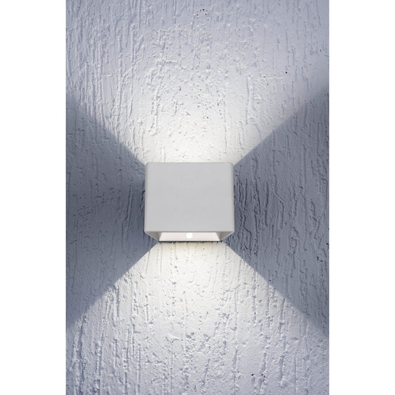 Noteloze wandlicht "kubus" magnetisch, ca. 10 x 10 cm, gemaakt van wit metaal, met bewegingssensor