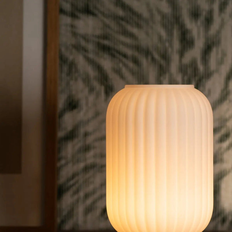 Lilly donkerbruin unieke oplaadbare lamp - matglaslamp, houten basis, dimable, 3 lichte modi