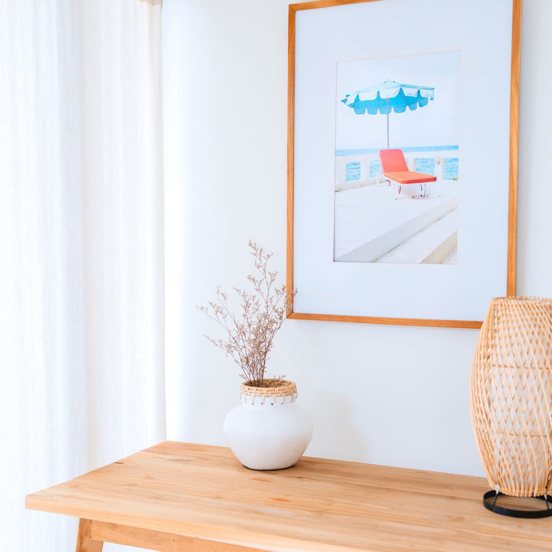 Witte vaas – decoratieve vaas rond – kleine vaas voor gedroogde bloemen – handgemaakte kleivaas – bloemenvaas van klei en rotan (Ø 23 cm) TUBAN