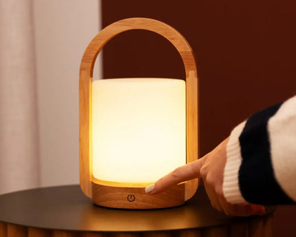 George lichtbruine houten oplaadbare lamp gecombineerd met matglas en een handvat