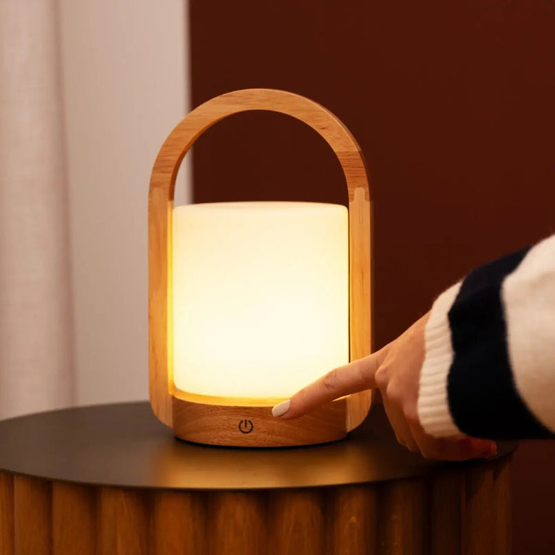 George lichtbruine houten oplaadbare lamp gecombineerd met matglas en een handvat