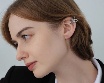 Elegante sprankelende bloemoormanchet uit één stuk
