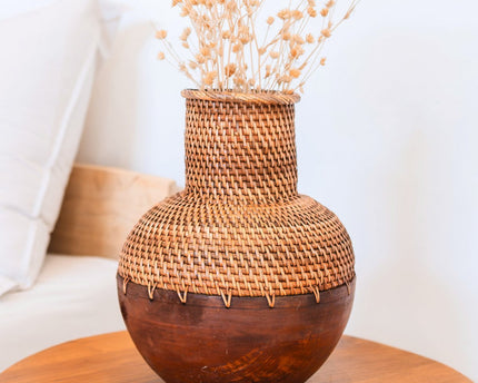 Rotan vaas – houten vaas – vaas voor gedroogde bloemen – kleine rotan vaas – Boho decor vaas gemaakt van geweven rotan en hout (Ø 22 cm) KAMARI bruin