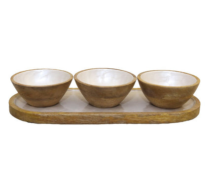 Aperitief set van 3 witte kopjes op witte houten lade