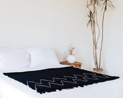 Zwarte plaid handgeweven – Boho sprei – geruite franjes en zigzagpatroon – gezellige bankdeken – katoenen plaid 140x200 cm LINGGAH