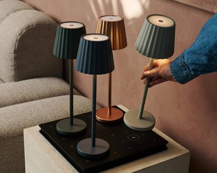 Maya stenen grijs geribbelde tafellamp gemaakt van ijzer - dimbare lamp en 3 lichtmodi, oplaadbaar via draadloos laadstation