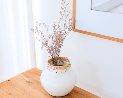 Witte vaas – decoratieve vaas rond – kleine vaas voor gedroogde bloemen – handgemaakte kleivaas – bloemenvaas van klei en rotan (Ø 23 cm) TUBAN